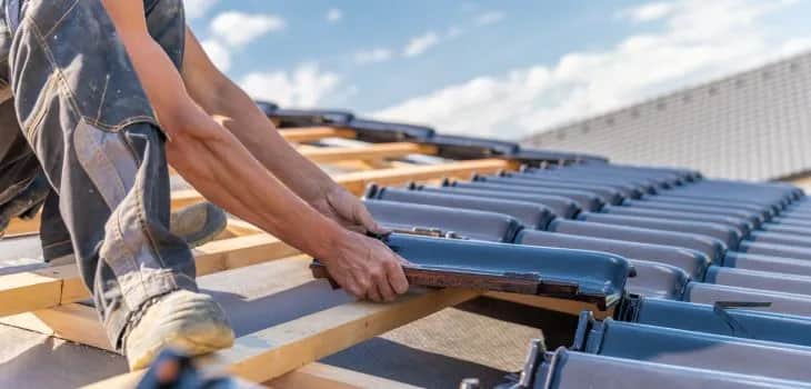 Dekarz: Kim jest, ile zarabia i jak nim zostać? Przewodnik