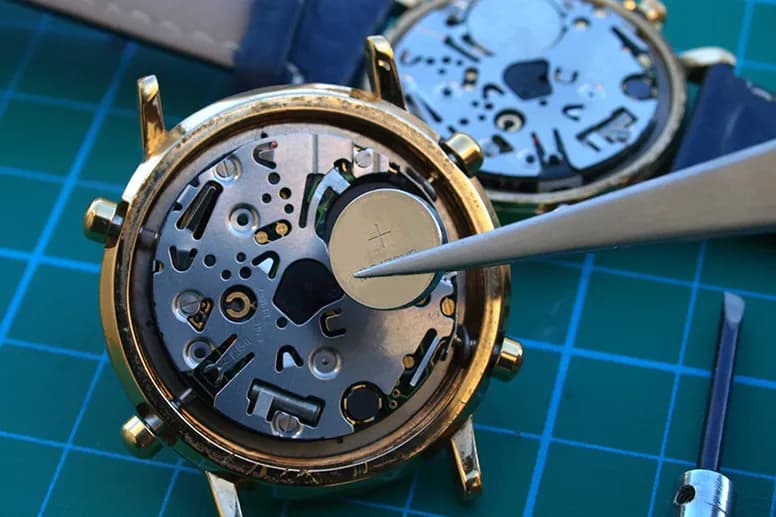 Mechanizm kwarcowy: Jak działa, rodzaje, serwis i koszty w Polsce