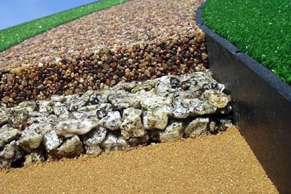 Piasek czy żwir pod kostkę? Sprawdź, co wybrać!